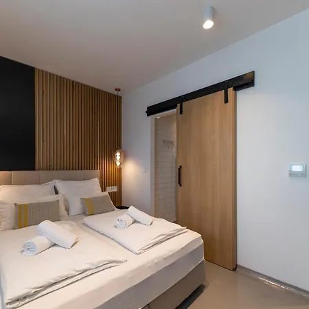 White By Belmont Realty * Zara