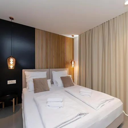 White By Belmont Realty Apartman *