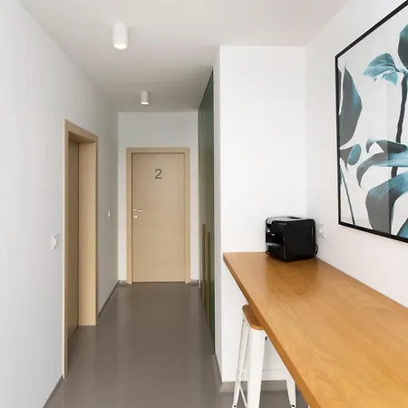 White By Belmont Realty Apartman *