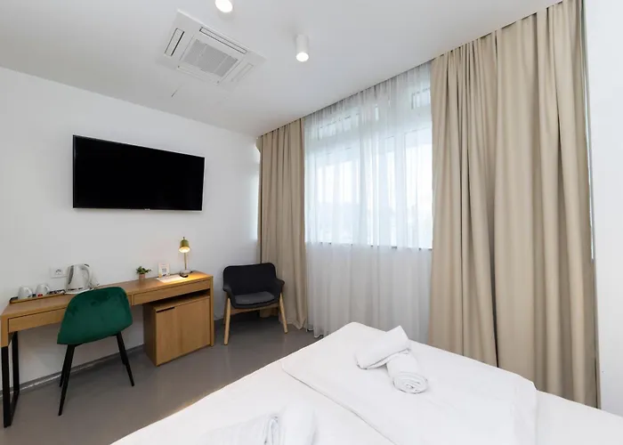 White By Belmont Realty شقة