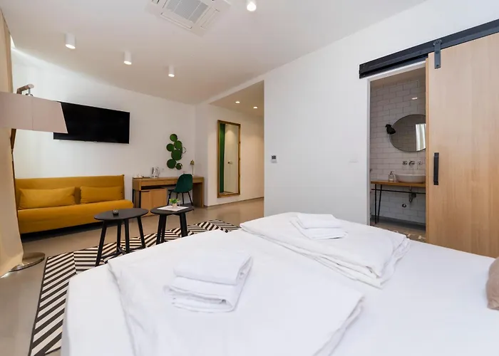 White By Belmont Realty * زادار