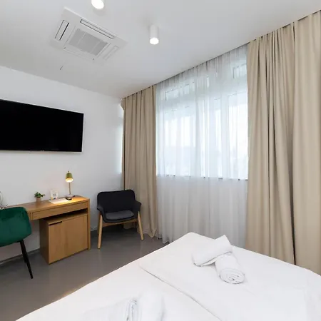 White By Belmont Realty Apartament