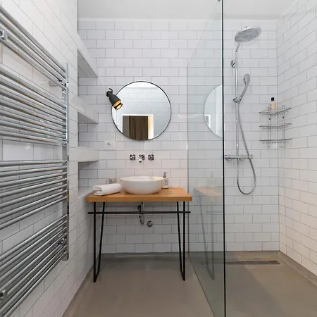 White By Belmont Realty Apartament