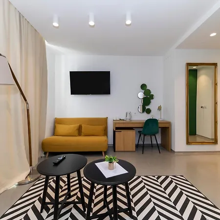 White By Belmont Realty Apartament