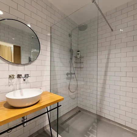 White By Belmont Realty Apartament *