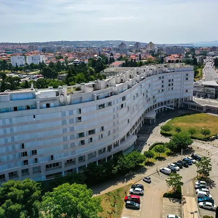 White By Belmont Realty Apartament *