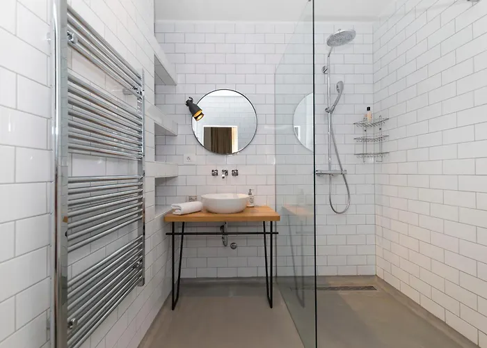 White By Belmont Realty Apartmán