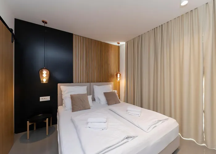 White By Belmont Realty Apartament *