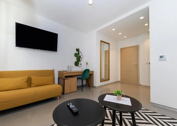 White By Belmont Realty Apartmán