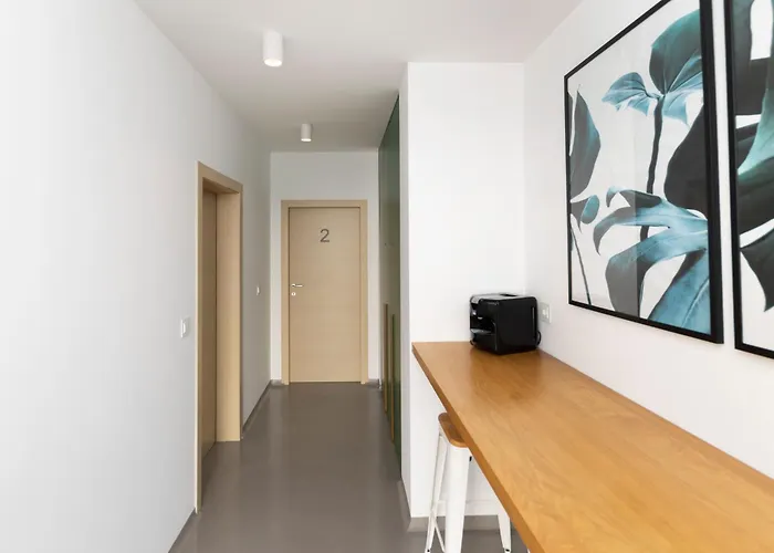 White By Belmont Realty Apartament *