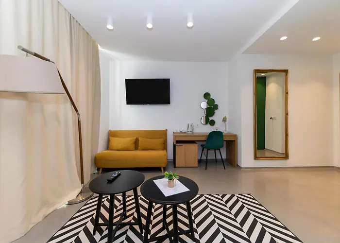 White By Belmont Realty Apartament