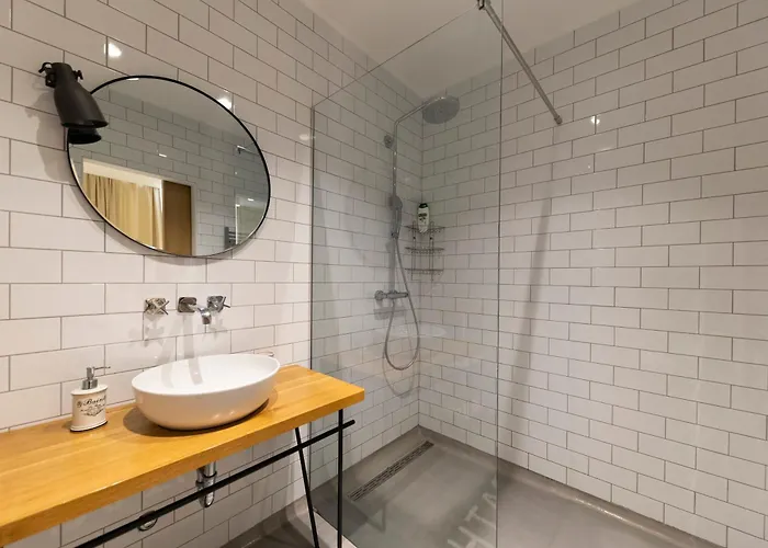 White By Belmont Realty Apartmán *